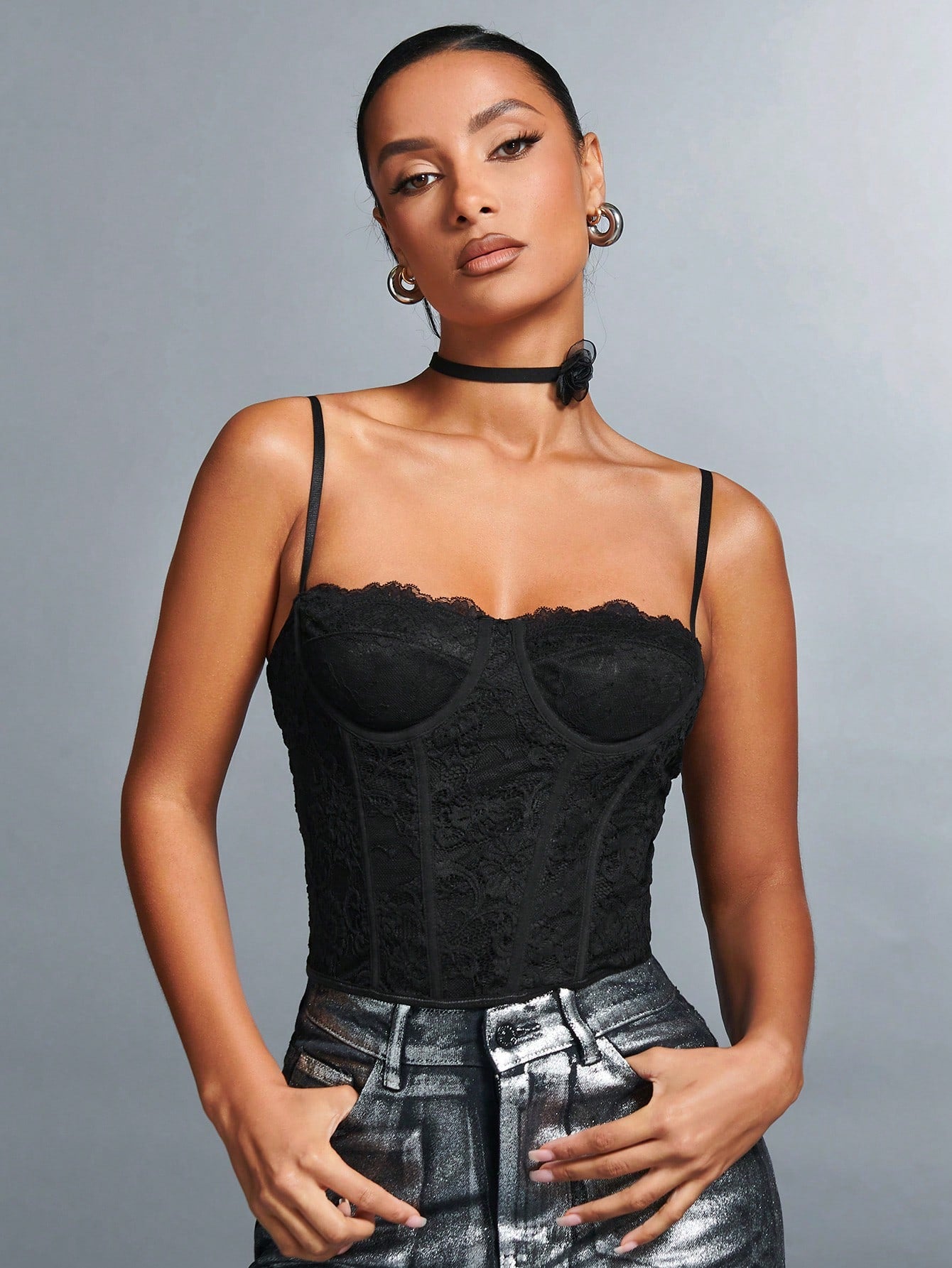 Top cropped preto,
Top sensual,
Cropped preto feminino,
Top vazado,
Cropped confortável,
Top de malha preto,
Top para festa,
Top elegante feminino,
Top com design ousado,
Cropped de alta qualidade.