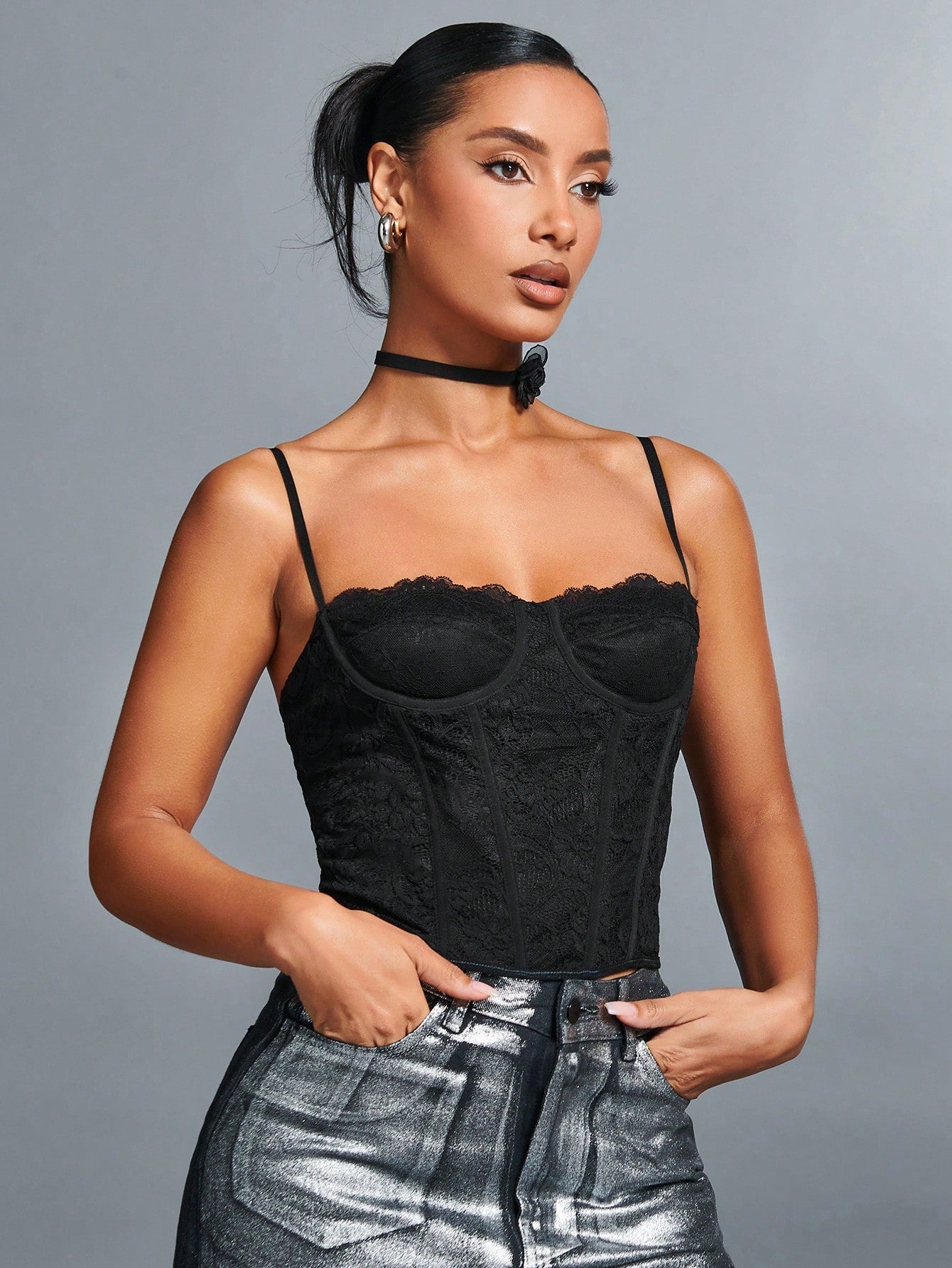 Top cropped preto,
Top sensual,
Cropped preto feminino,
Top vazado,
Cropped confortável,
Top de malha preto,
Top para festa,
Top elegante feminino,
Top com design ousado,
Cropped de alta qualidade.