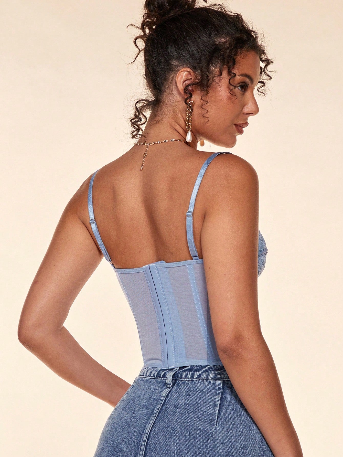 Top cropped,
Top sensual,
Cropped feminino,
Top vazado,
Cropped confortável,
Top para festa,
Top elegante feminino,
Top com design ousado,
Cropped de alta qualidade.