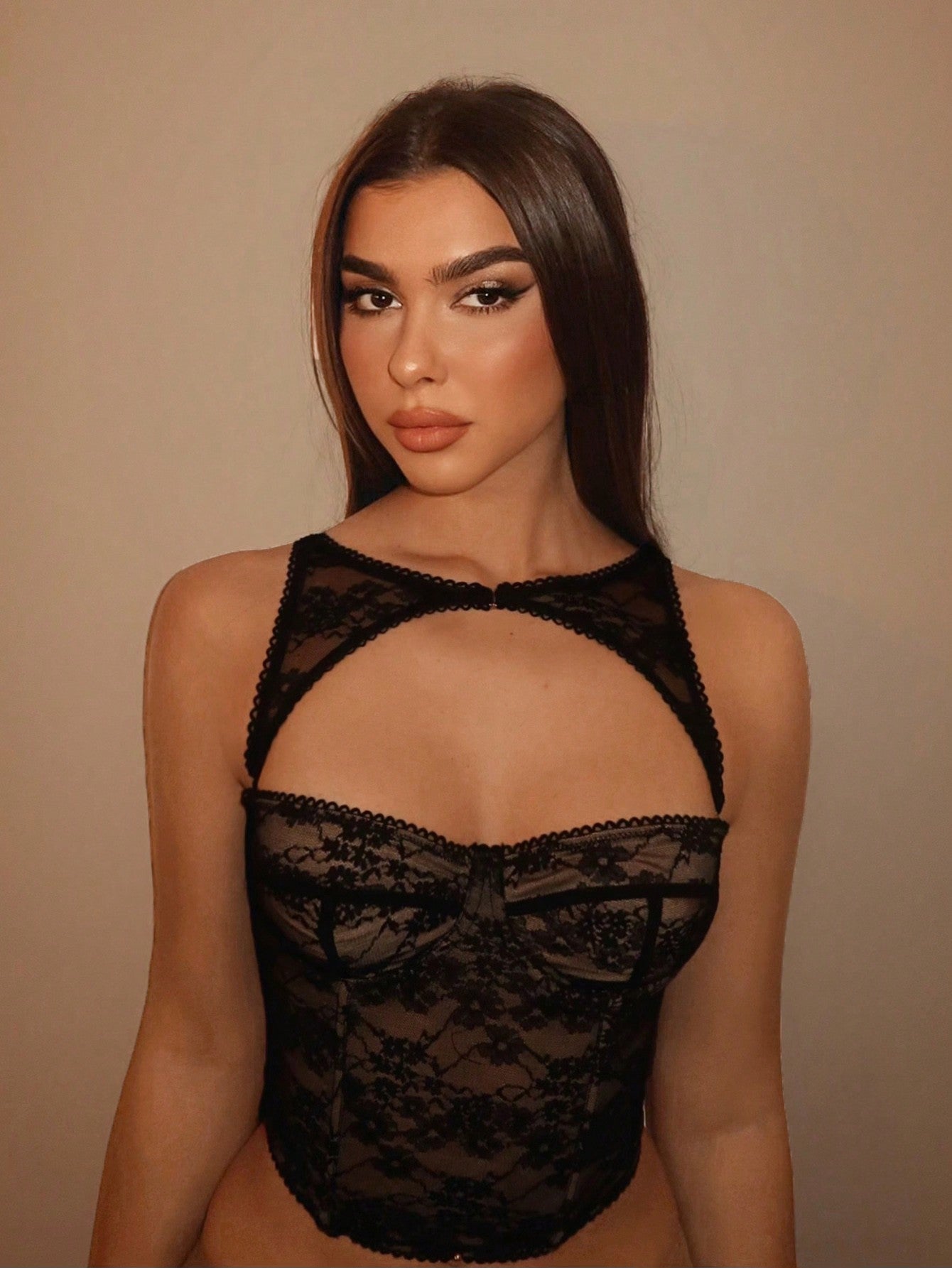 Top cropped preto,
Top sensual,
Cropped feminino,
Top vazado,
Cropped confortável,
Top de malha preto,
Top para festa,
Top elegante feminino,
Top com design ousado,
Cropped de alta qualidade.