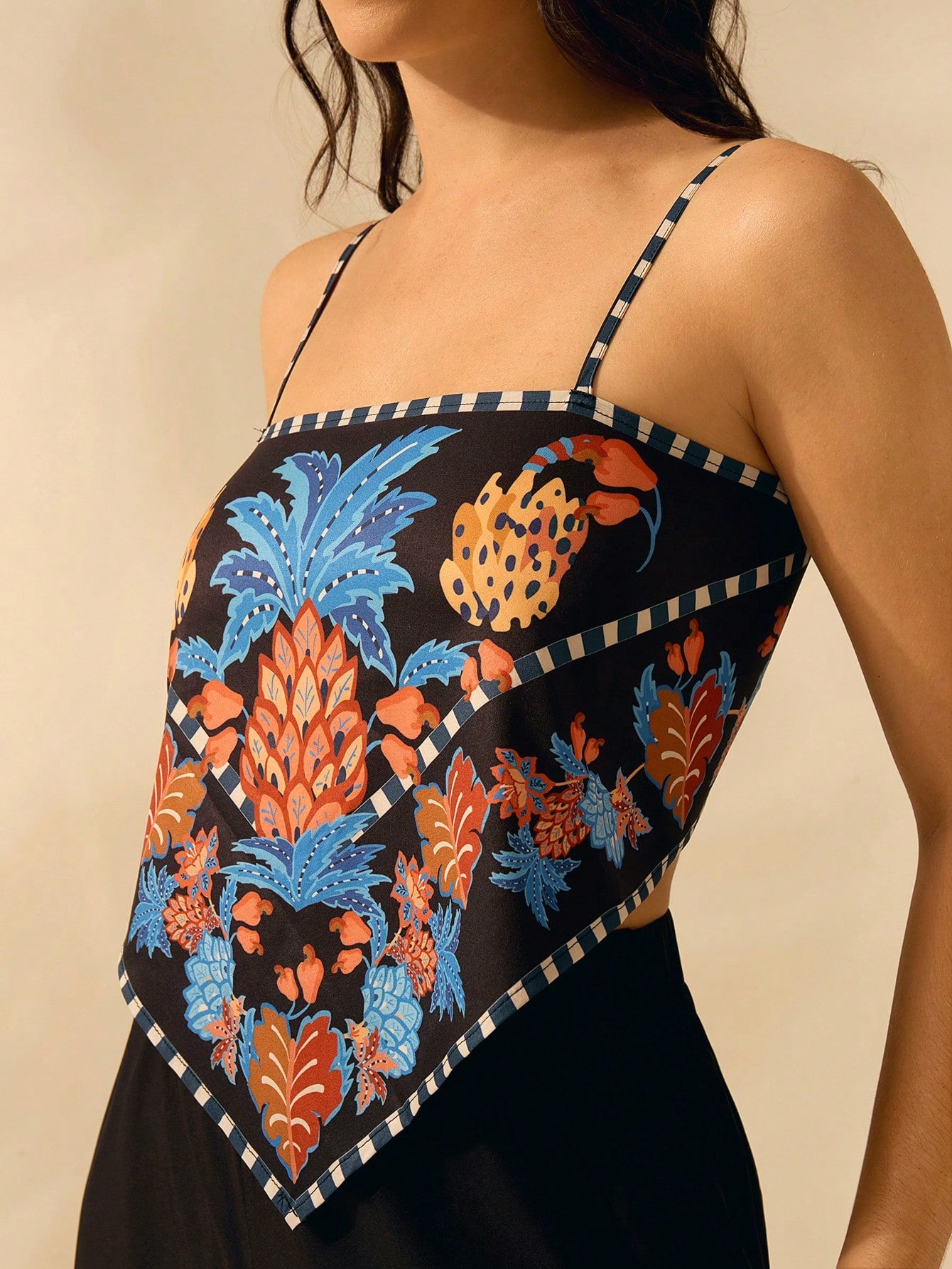 Top cropped,
Cropped feminino,
Cropped confortável,
Top para festa,
Top elegante feminino,
Top com design ousado,
Cropped de alta qualidade.