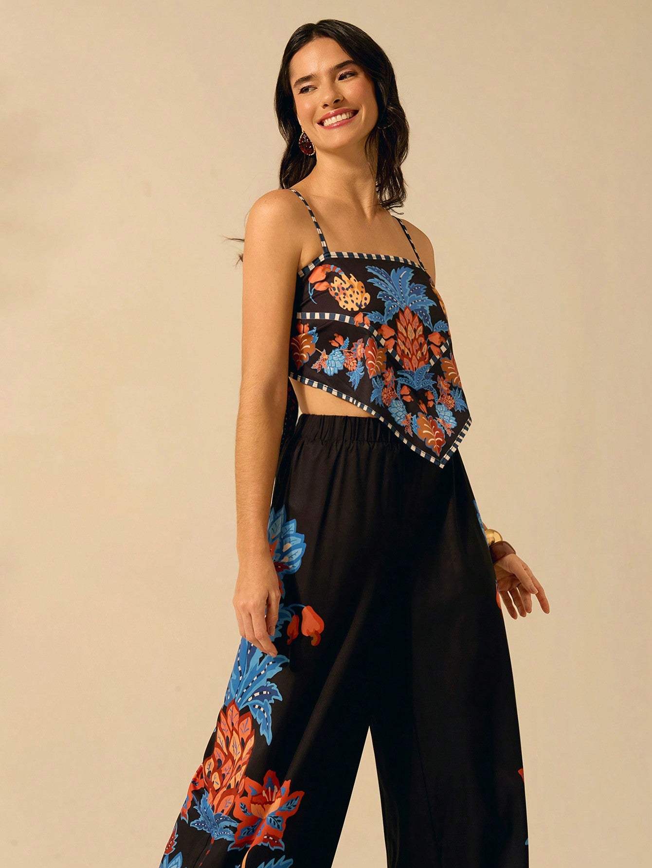 Top cropped,
Cropped feminino,
Cropped confortável,
Top para festa,
Top elegante feminino,
Top com design ousado,
Cropped de alta qualidade.