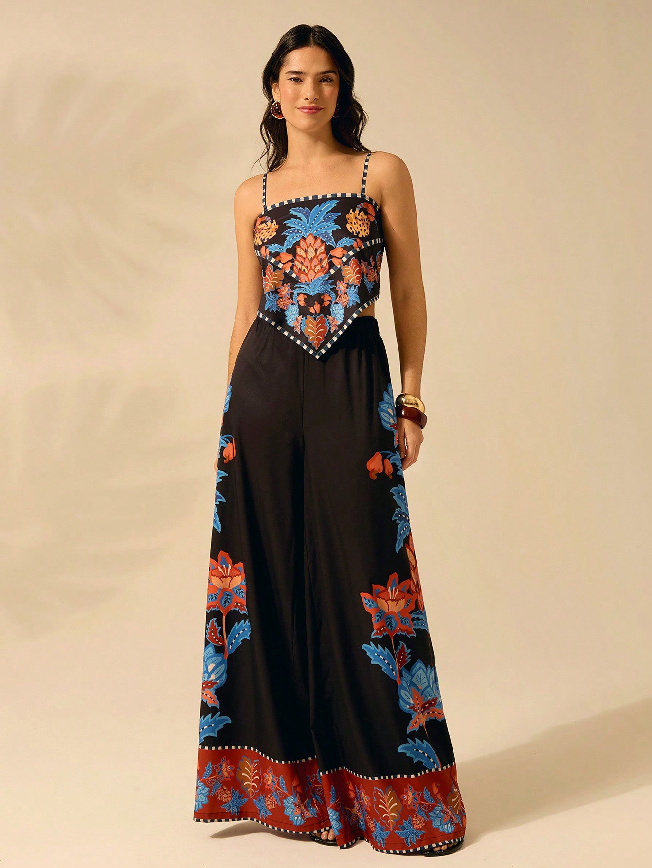 Top cropped,
Cropped feminino,
Cropped confortável,
Top para festa,
Top elegante feminino,
Top com design ousado,
Cropped de alta qualidade.