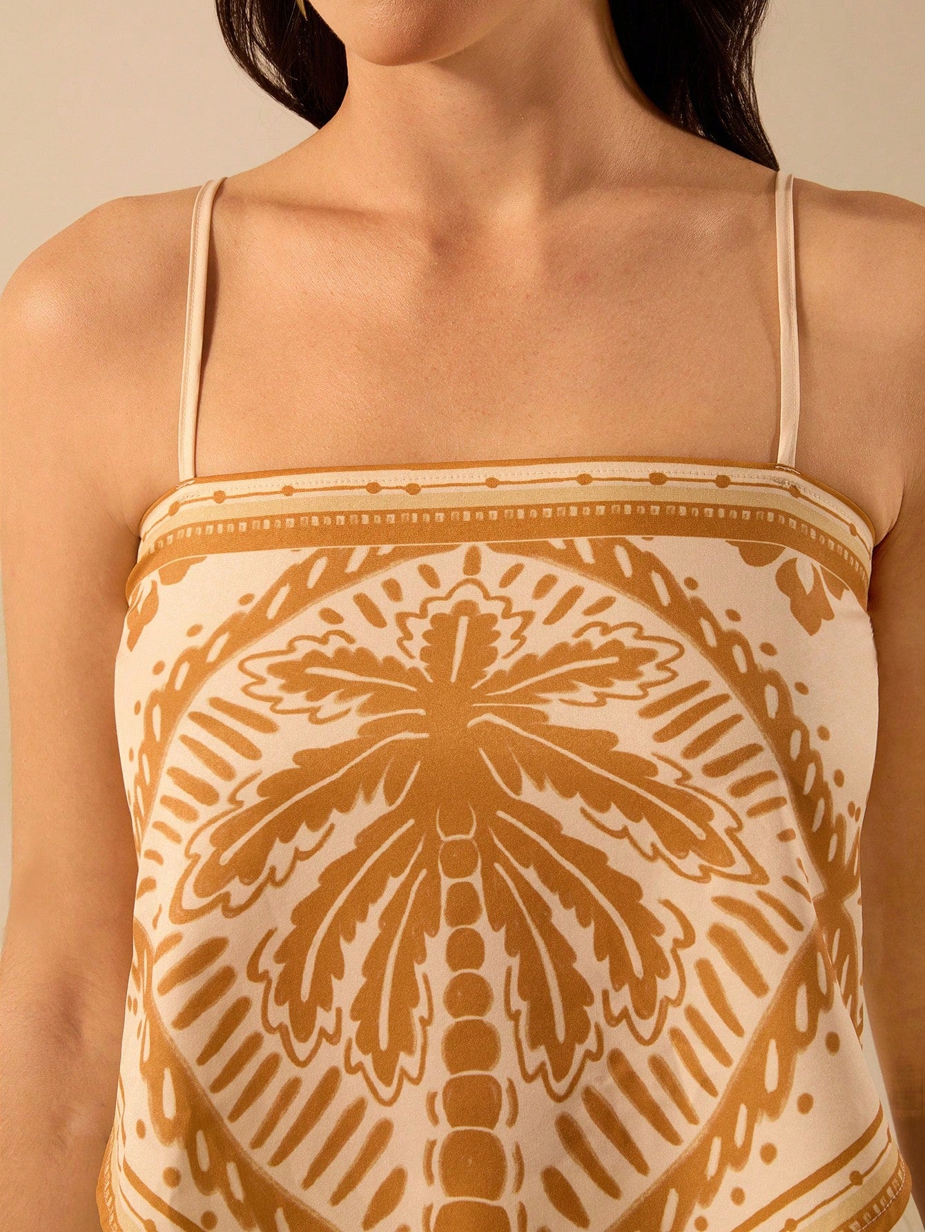 Top cropped,
Cropped feminino,
Cropped confortável,
Top para festa,
Top elegante feminino,
Top com design ousado,
Cropped de alta qualidade.