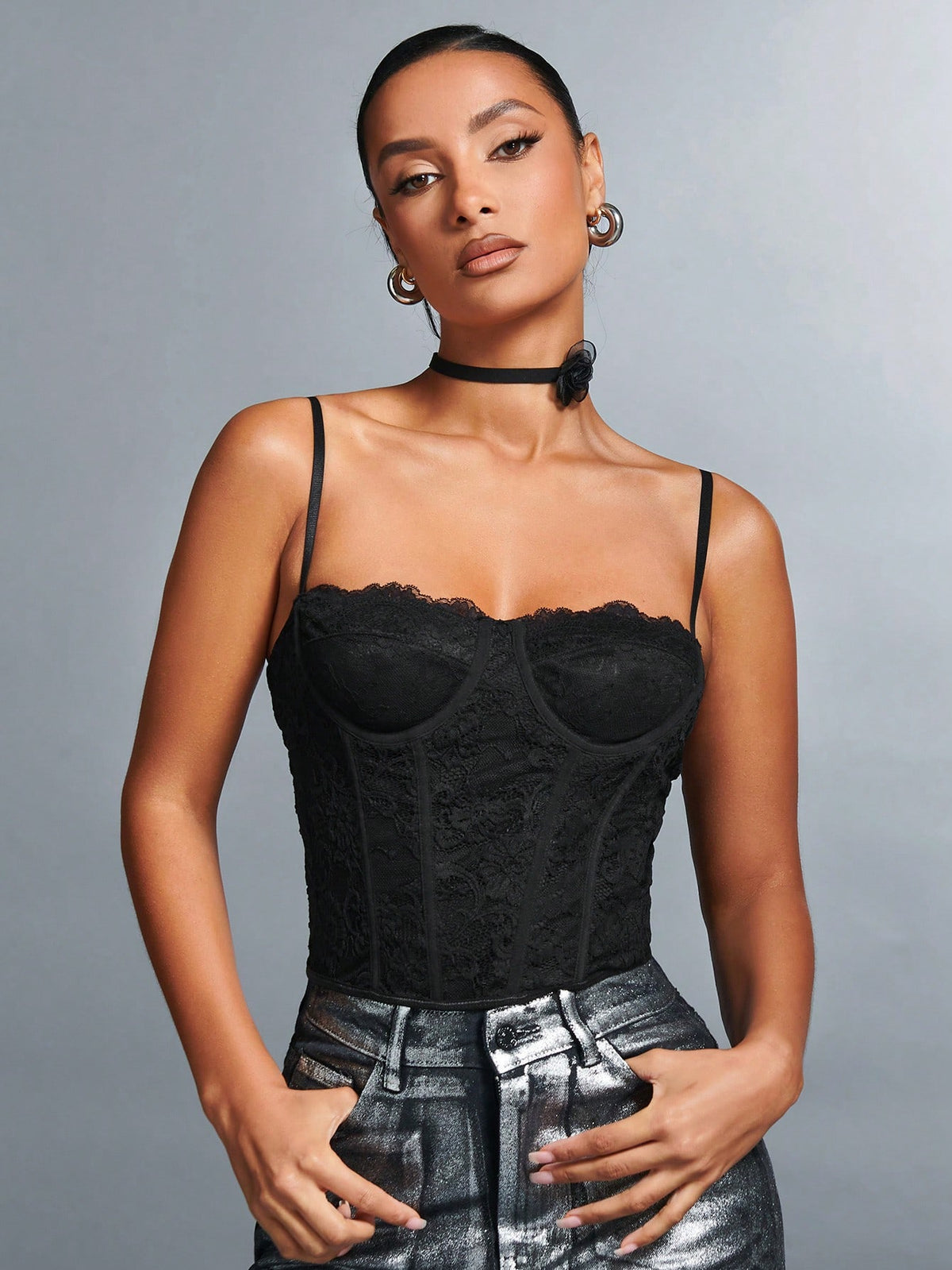 Top cropped preto,
Top sensual,
Cropped preto feminino,
Top vazado,
Cropped confortável,
Top de malha preto,
Top para festa,
Top elegante feminino,
Top com design ousado,
Cropped de alta qualidade.