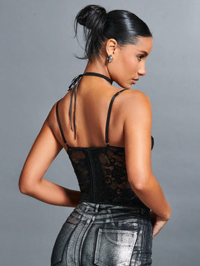 Top cropped preto,
Top sensual,
Cropped preto feminino,
Top vazado,
Cropped confortável,
Top de malha preto,
Top para festa,
Top elegante feminino,
Top com design ousado,
Cropped de alta qualidade.