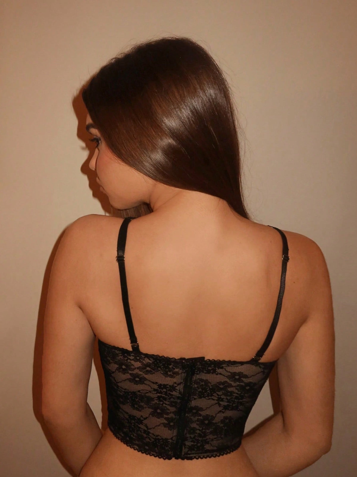 Top cropped preto,
Top sensual,
Cropped feminino,
Top vazado,
Cropped confortável,
Top de malha preto,
Top para festa,
Top elegante feminino,
Top com design ousado,
Cropped de alta qualidade.