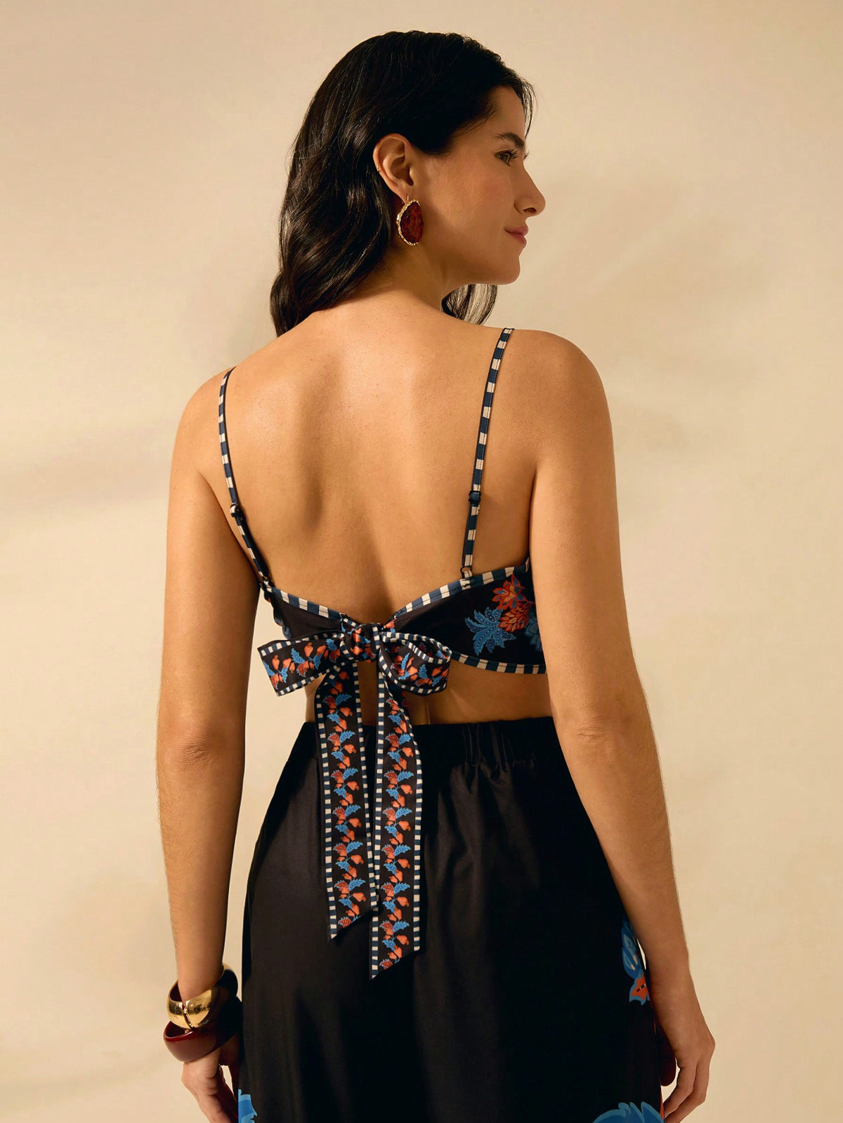 Top cropped,
Cropped feminino,
Cropped confortável,
Top para festa,
Top elegante feminino,
Top com design ousado,
Cropped de alta qualidade.