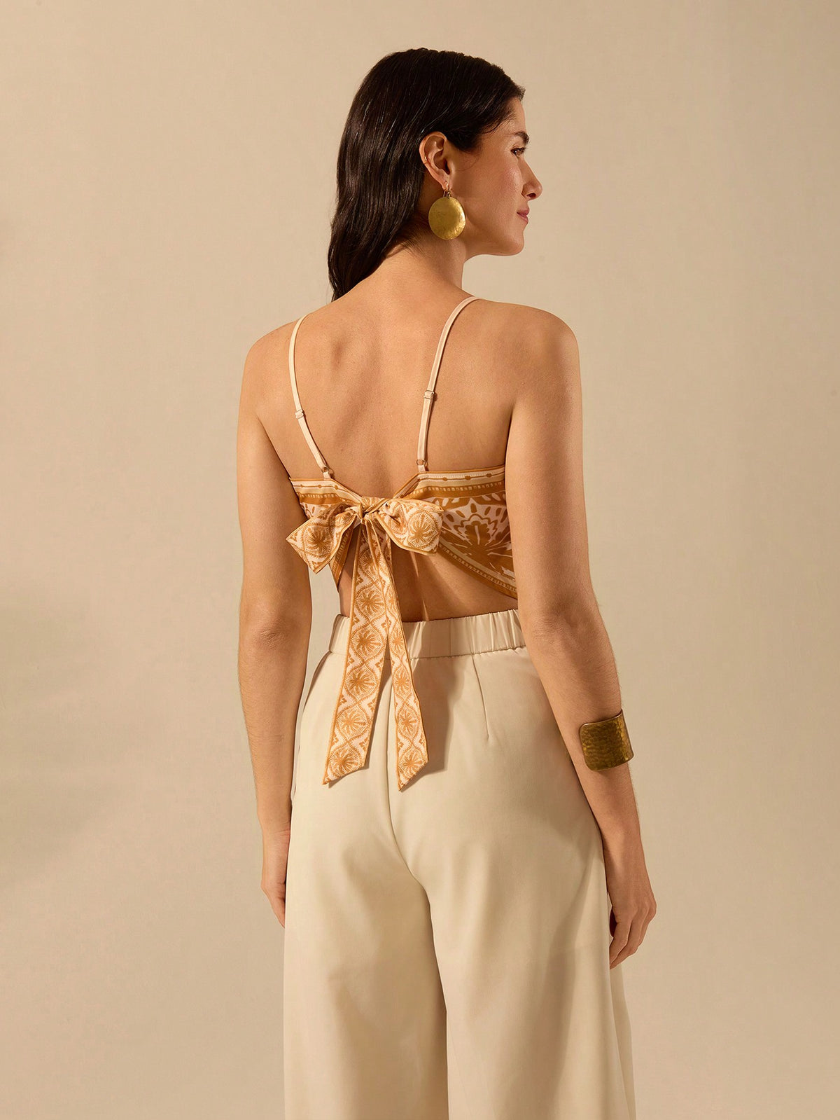 Top cropped,
Cropped feminino,
Cropped confortável,
Top para festa,
Top elegante feminino,
Top com design ousado,
Cropped de alta qualidade.